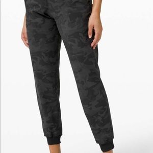 On The Fly Joggers, size 10, grey camo